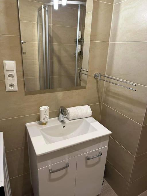 Direkt Bei U1 Apartment Vienna Exterior photo